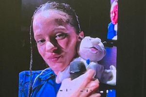 Rosalía: Recibió peluche del Dr. Simi durante su concierto en la CDMX