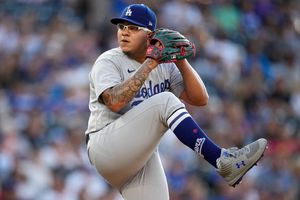 Julio Urías: Consiguió décimo triunfo de la temporada ante Colorado