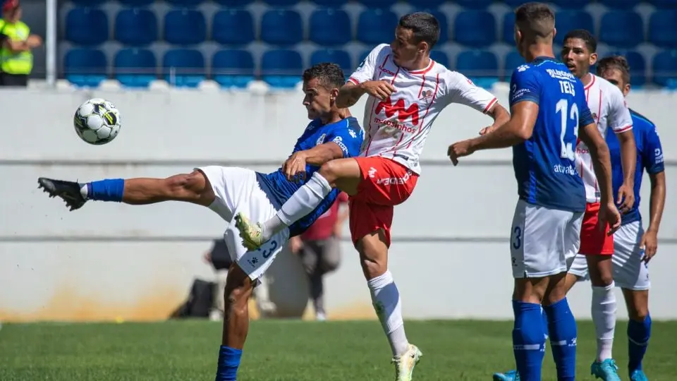 Video: Jugador quedó en ridículo tras intentar cobrar un penal como estatua
