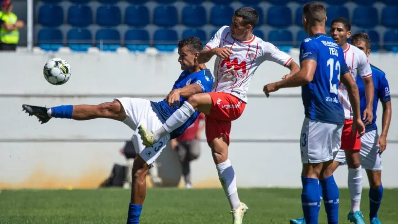 Video: Jugador quedó en ridículo tras intentar cobrar un penal como estatua