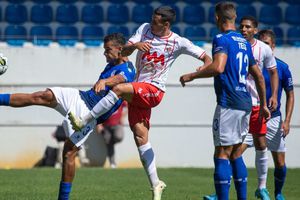 Video: Jugador quedó en ridículo tras intentar cobrar un penal como estatua