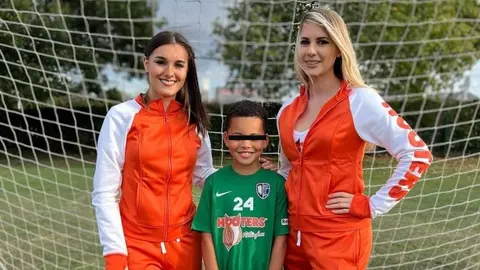 Equipo infantil de Inglaterra es patrocinado por Hooters y estallan en su contra