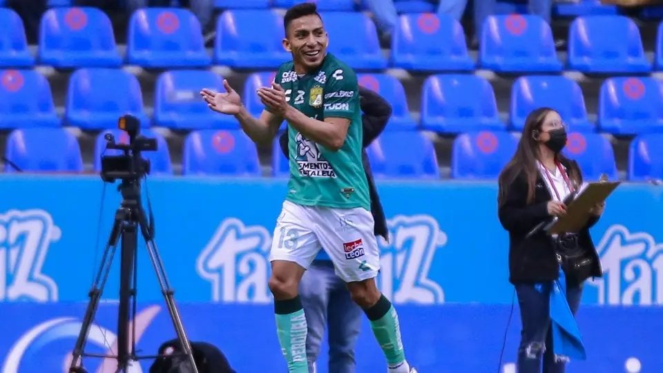 Video: Hijos de Ángel Mena reaccionaron al encontrar estampa de su papá del álbum de Qatar 2022