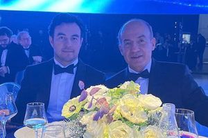 Checo Pérez: Felipe Calderón acompañó al piloto mexicano en la Gala de la FIA
