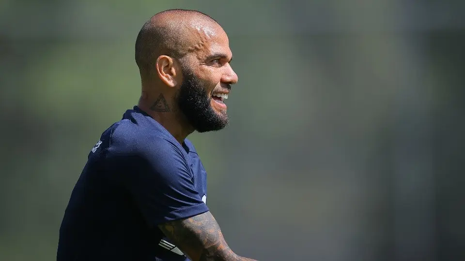 Dani Alves: Recibió un regalo desde Manchester enviado por Joao Cancelo