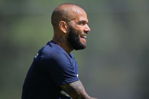 Dani Alves: Recibió un regalo desde Manchester enviado por Joao Cancelo