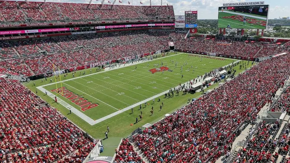 NFL: Niño es abordado por seguridad después de correr en el campo en el juego de los Bucs