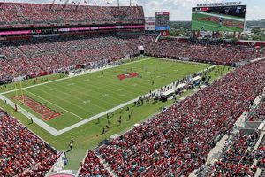 NFL: Niño es abordado por seguridad después de correr en el campo en el juego de los Bucs