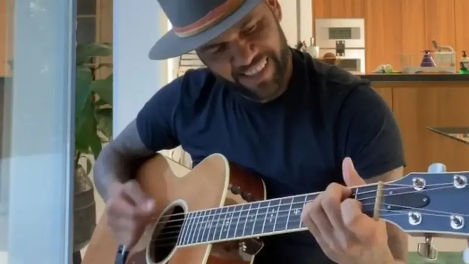 Video: Dani Alves canta junto a Sebastián Yatra en concierto