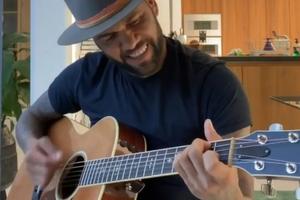 Video: Dani Alves canta junto a Sebastián Yatra en concierto