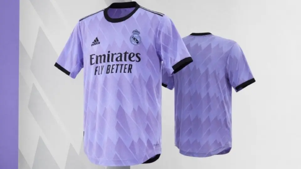 Real Madrid: Presentó su segundo uniforme para la próxima temporada