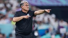 Martino fue captado disfrutando el Argentina vs Australia aún con indumentaria del Tri