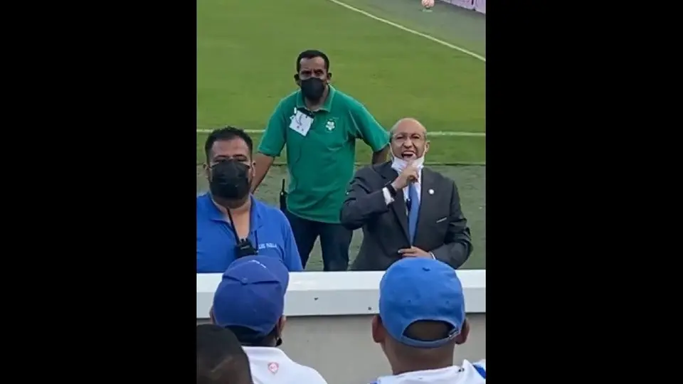 Odilón Trujillo, comisionado de la FMF, involucrado en discusión con aficionados de Rayados