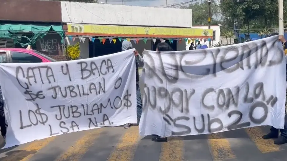 Cruz Azul: Aficionados se manifestaron en La Noria; 'Les faltan hue…'