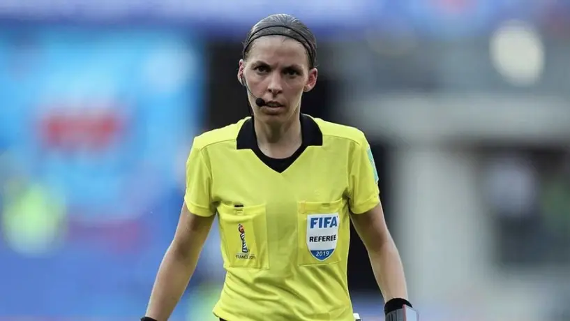Stéphanie Frappart se convirtió en la primera mujer arbitro en pitar un partido en Copa del Mundo