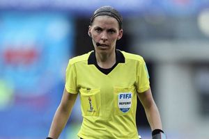 Stéphanie Frappart se convirtió en la primera mujer arbitro en pitar un partido en Copa del Mundo