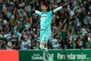 Carlos Acevedo: Fue captado en con el Escorpión Dorado; fans especulan entrevista al volante