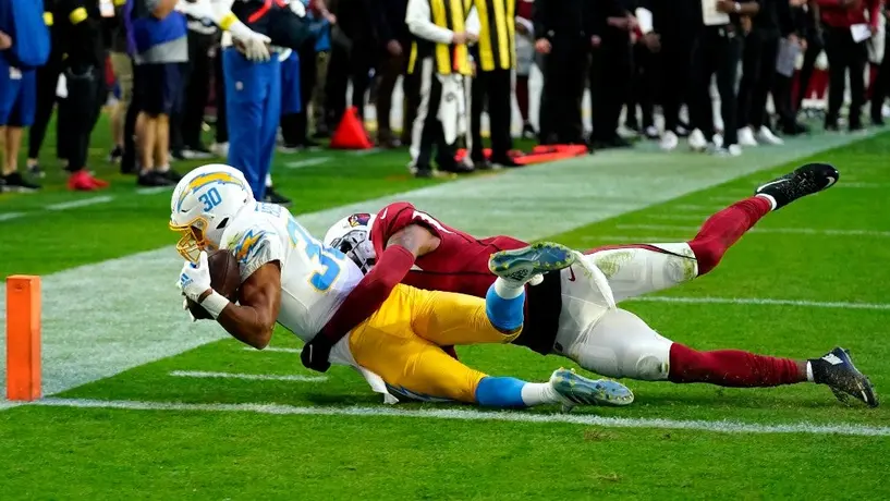 NFL: Chargers se arriesgan con la conversión, superan a Cardinals