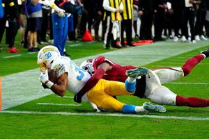 NFL: Chargers se arriesgan con la conversión, superan a Cardinals