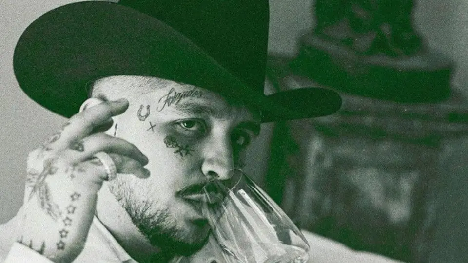 Christian Nodal causó furor en Instagram al aparecer sin tatuajes en el rostro