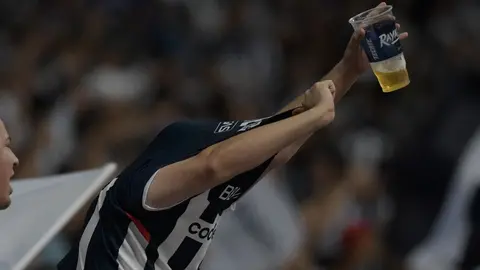 Rayados: Fan quiso lanzar cerveza a los Tuzos, pero tropezó en el intento