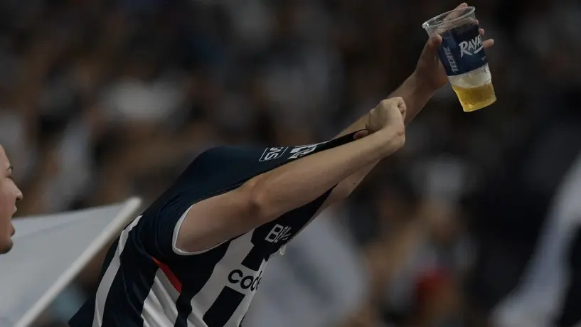 Rayados: Fan quiso lanzar cerveza a los Tuzos, pero tropezó en el intento