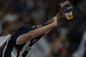 Rayados: Fan quiso lanzar cerveza a los Tuzos, pero tropezó en el intento