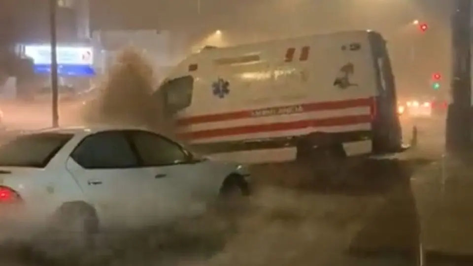 Video: Ambulancia en Tlalpan fue arrastrada por corriente de agua debido a fuertes lluvias