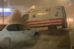 Video: Ambulancia en Tlalpan fue arrastrada por corriente de agua debido a fuertes lluvias