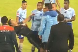 Video: Árbitro es golpeado tras revisar jugada en el VAR en Ecuador