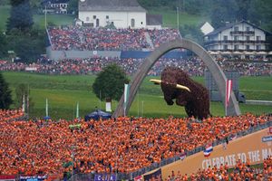 F1: Equipo de Mercedes ayudó a aficionada de Hamilton que fue acosada en las gradas