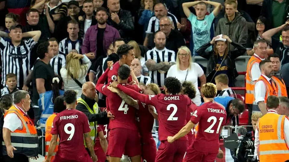 Premier League: Liverpool rescató victoria ante el Newcastle con gol de último momento