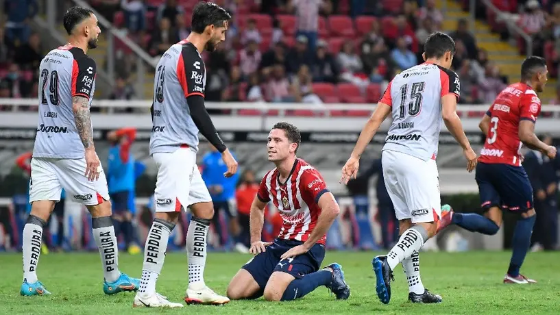 Clásico Tapatío: Santi Ormeño se ‘sabroseó’ a Santamaría con tremendo apretón de nalga