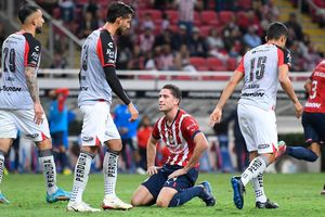 Clásico Tapatío: Santi Ormeño se ‘sabroseó’ a Santamaría con tremendo apretón de nalga