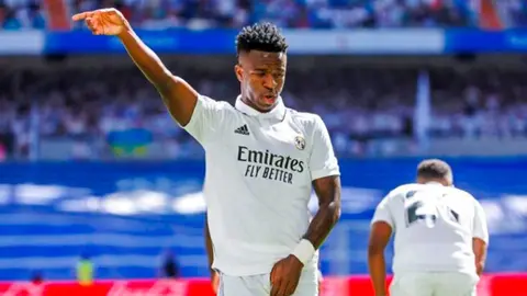 Vinicius Jr. empujó a seguidor que intentó colarse a una foto