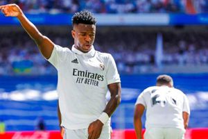Vinicius Jr. empujó a seguidor que intentó colarse a una foto