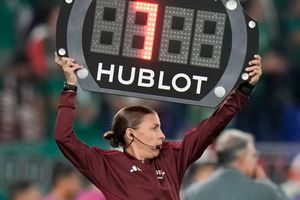 Qatar 2022: Stephanie Frappart será la primera mujer en pitar juego en un Mundial y la acompañará Karen Díaz