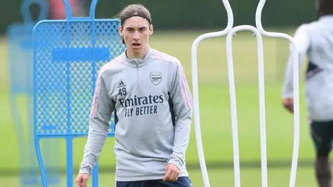 Marcelo Flores: Anotó gol en la derrota del Arsenal Sub 21 ante el Woking FC