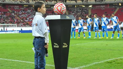 Chivas vs Puebla: Niño del Protocolo de la Liga Mx se hace viral tras espantarse