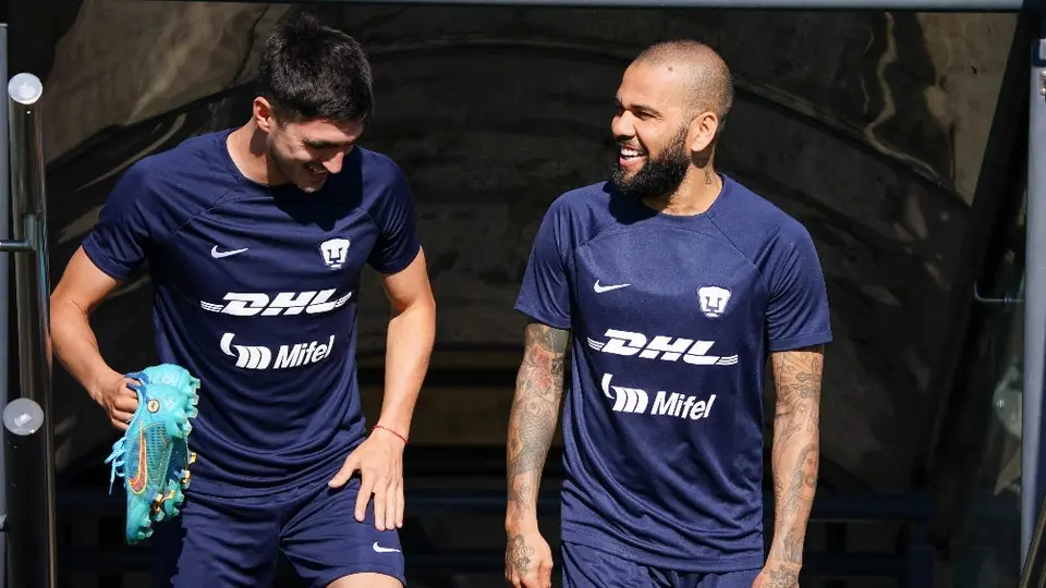Dani Alves: Prefirió llegar a CU en autobús con sus compañeros que en lujosa camioneta