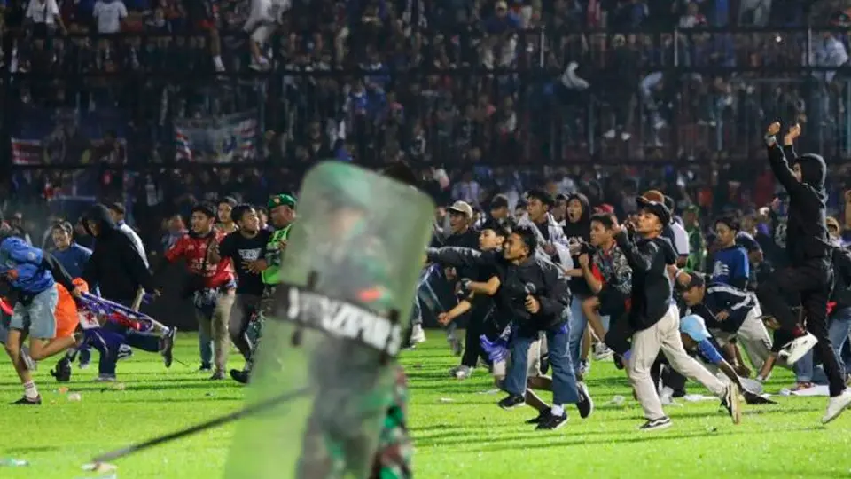 Indonesia: Tragedia en estadio aumentó, suman 131 muertos y más de 400 heridos