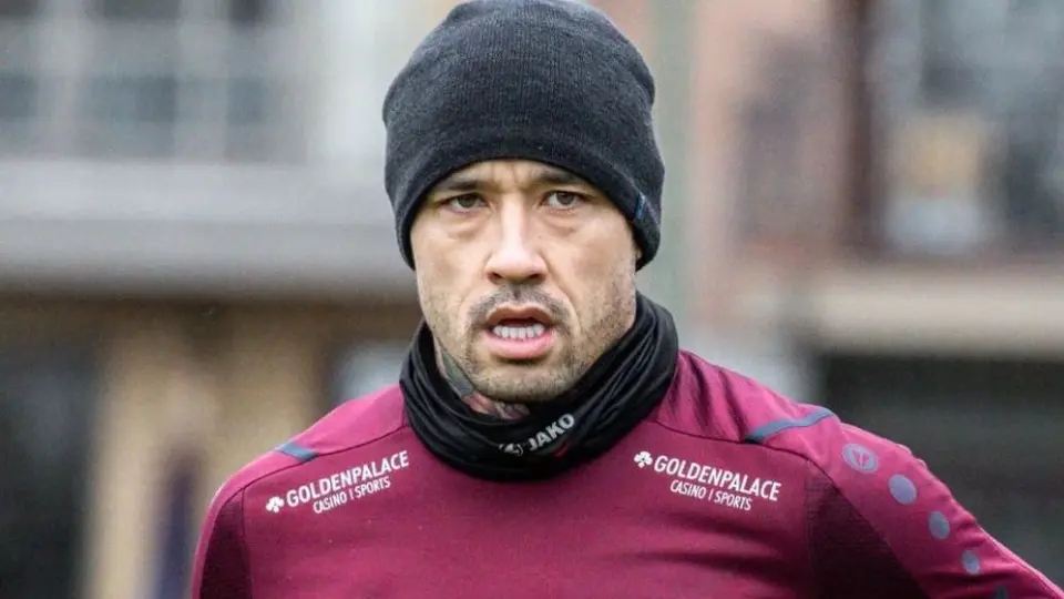 Radja Nainggolan, suspendido por su club tras fumar en el banquillo de suplentes