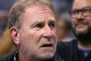 NBA: Robert Sarver, dueño de los Phoenix Suns, fue suspendido por un año
