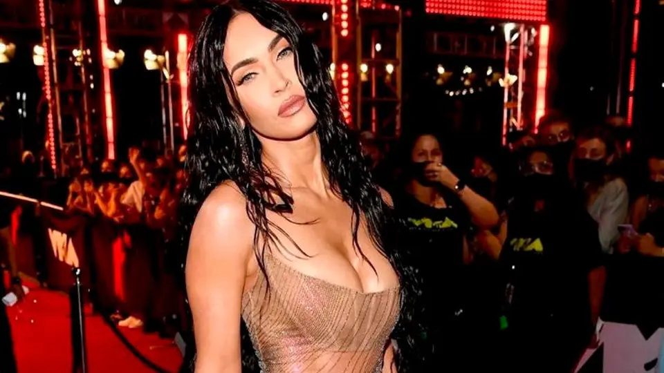 Megan Fox sorprendió con atuendo sin ropa interior en semana de la moda en Milan