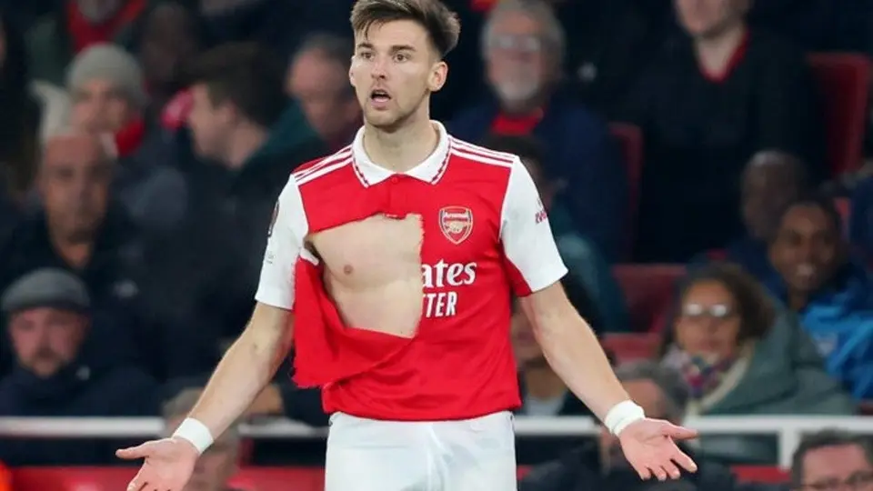 Kieran Tierney: Autor del gol con el Arsenal le rompieron su playera en pleno partido