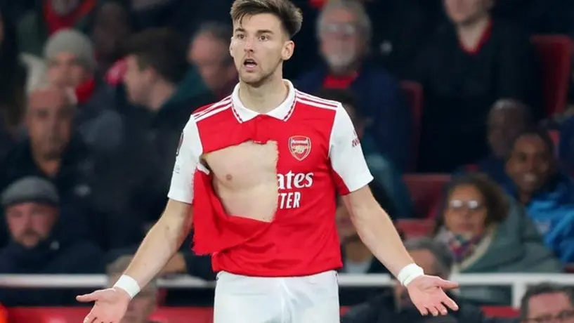 Kieran Tierney: Autor del gol con el Arsenal le rompieron su playera en pleno partido