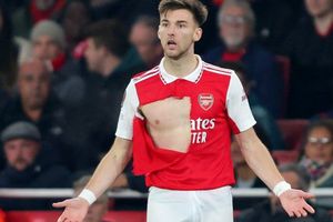 Kieran Tierney: Autor del gol con el Arsenal le rompieron su playera en pleno partido