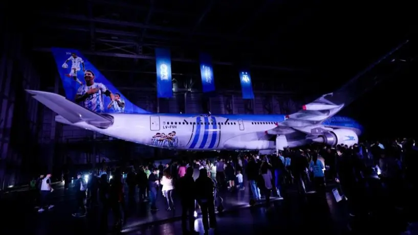 Qatar 2022: Argentina presentó el avión que llevará a los aficionados al Mundial