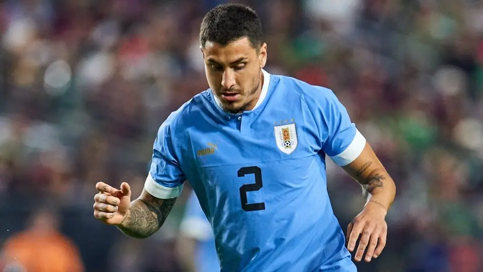 José María Giménez podría perderse 15 partidos con Uruguay tras codazo a miembro de la FIFA