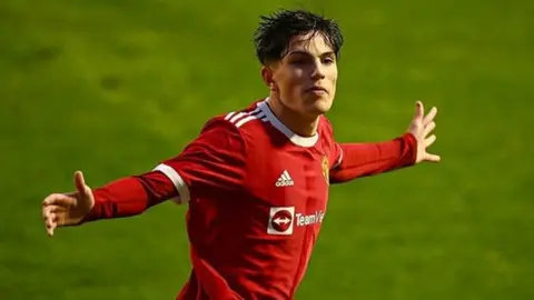 Alejandro Garnacho, joven promesa del United, sorprendió con tatuaje de ‘Súper Campeones’